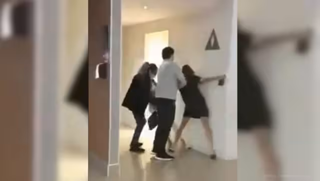 Las mujeres llevaron la pelea afuera de la sala de cine. Foto: Especial
