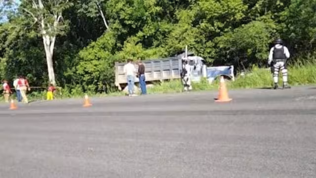 La mujer impactó de frente con el volquete