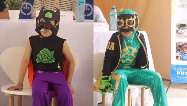 Durante la presentación, dos de los niños participantes dieron un adelanto enseñando los disfraces que diseñaron para la muestra