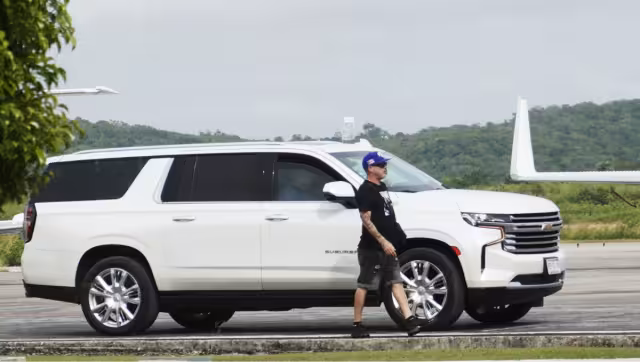 Un convoy de Suburbans ingresó por el hangar del aeropuerto capitalino campechan