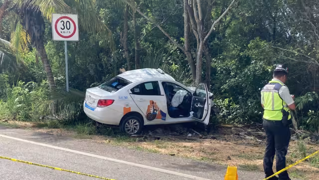 Al lugar llegaron elementos de la Cruz Roja, pero sólo confirmaron que el taxista ya no tenía signos vitales