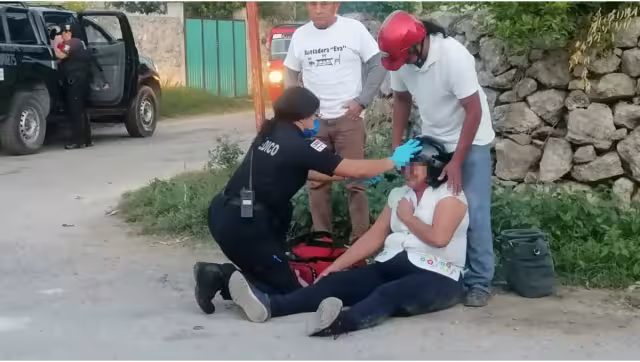 Vecinos, al escuchar la colisión de la motocicleta con el pavimento, decidieron salir a auxiliar