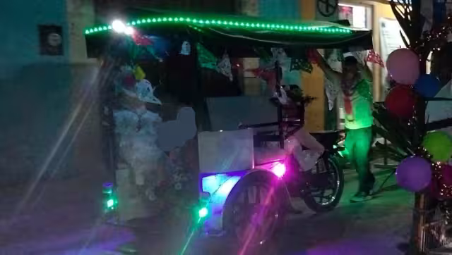 El prestador del servicio de transporte identificado como Tony decoró su vehículo con luces alusivas a la temporada