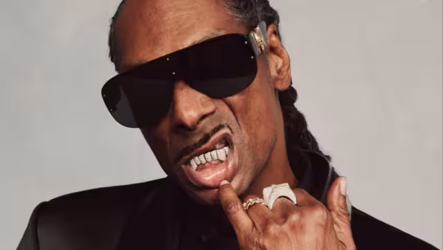 Snoop Dogg participa en el paso de la antorcha olímpica de Milano Cortina 2026.