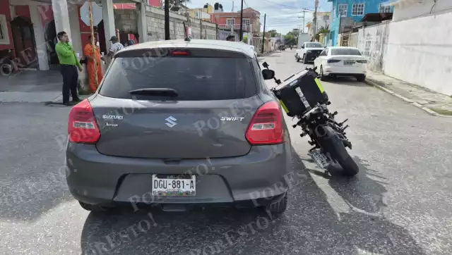 Motociclista sufre golpes leves tras ser impactado por un automóvil en Solidaridad Urbana.