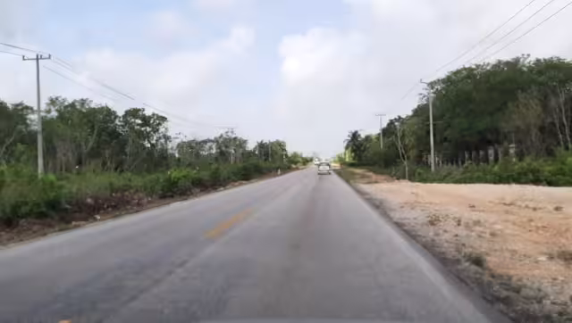 El cuerpo del hombre fue dejado en la vía Cancún-Leona Vicario presuntamente durante la madrugada