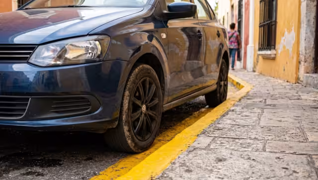 Estacionarse en franja amarilla puede ser causante de una multa