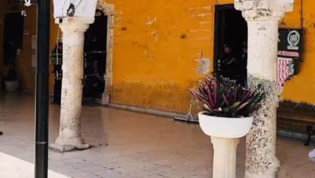 El inmueble luce la misma pintura, donde se notan los embates del tiempo