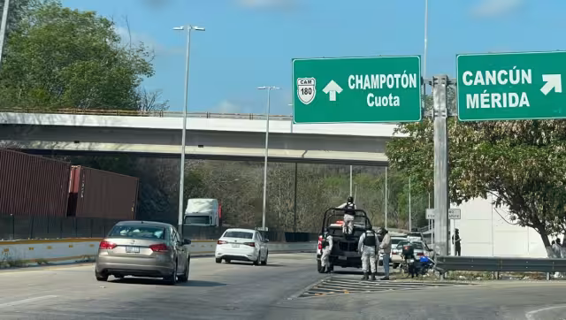 La manta fue colgada al inicio de la autopista Campeche-Champotón
