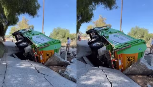 El socavó provocó que el camión de basura se volcara