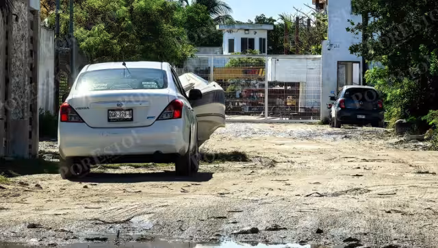 Baches y alcantarillas rotas ponen en riesgo a estudiantes en San Nicolás