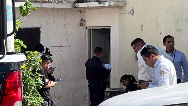 Al parecer, se encontraba bajos los influjos del alcohol, y mientras trataba de brincar por la parte trasera se cayó.