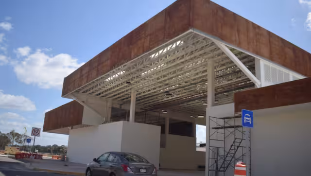 La prospección arqueológica consiste en la exploración superficial y muestreo del terreno por donde pasará la obra