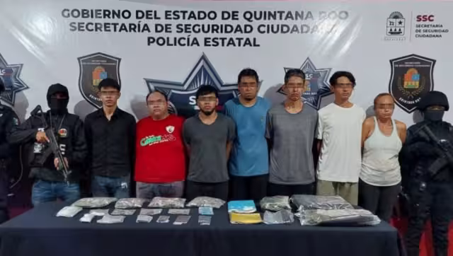 Se les encontró una terminal de pagos, tres celulares, dos envoltorios plásticos y varias mochilas