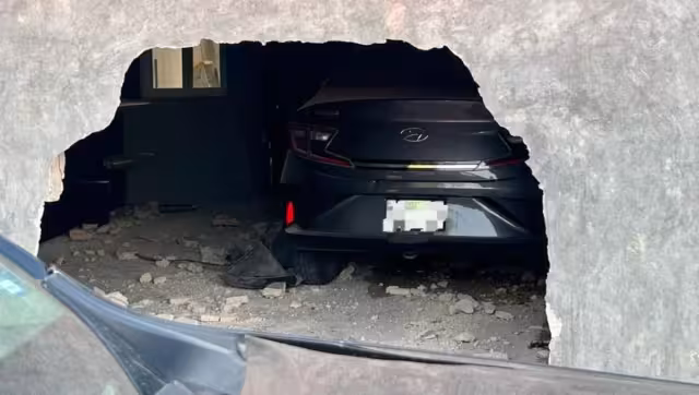 El conductor derribó el muro de la casa y terminó dentro de la terraza