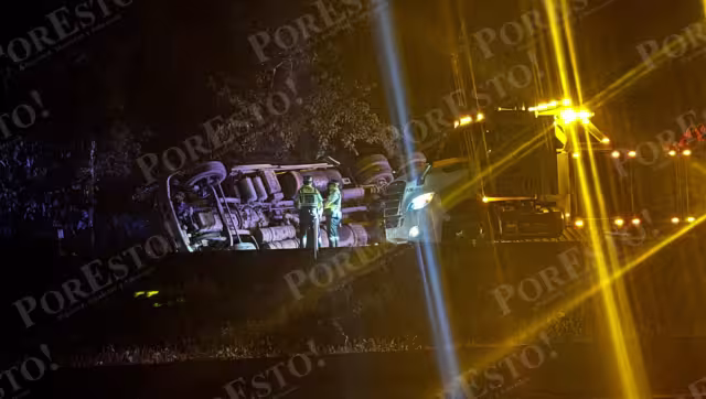 Un tráiler volcó a un kilómetro de la caseta fitosanitaria de Halachó después de que el conductor dormitara al volante.