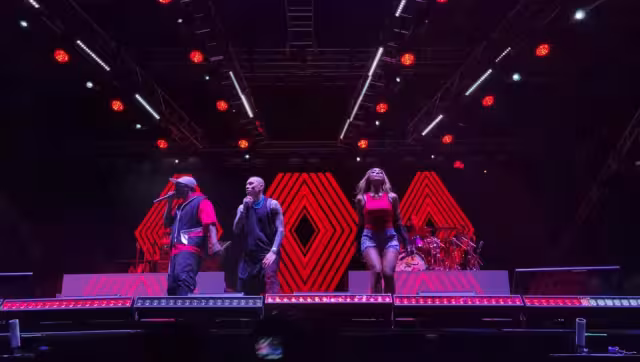 El encargado de abir el concierto de la banda Black Eyed Peas fue Alex Hoyer 
