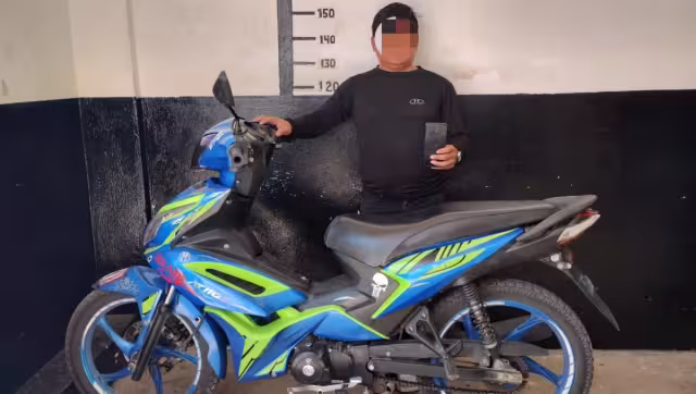 Del domicilio salieron tres personas, dos mujeres y un hombre, que intentaron impedir el arresto