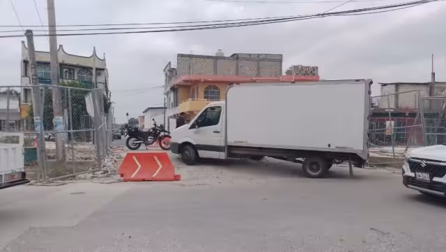 Un mecánico llegó al lugar para solucionar el problema de la camioneta