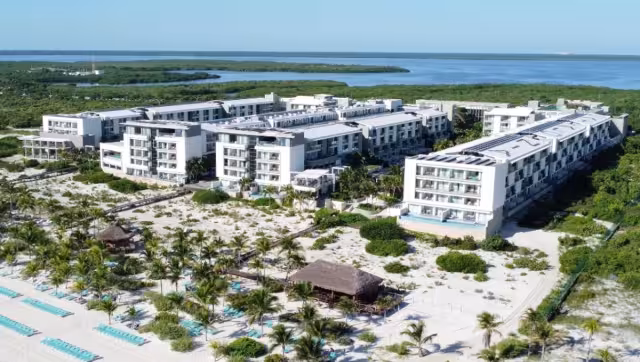 La mamá dijo que su pequeño, de cinco años, estaba en el kids club bajo la supervisión de sus tíos y abuelos, pero lo sacaron, según, por tirar unas cosas