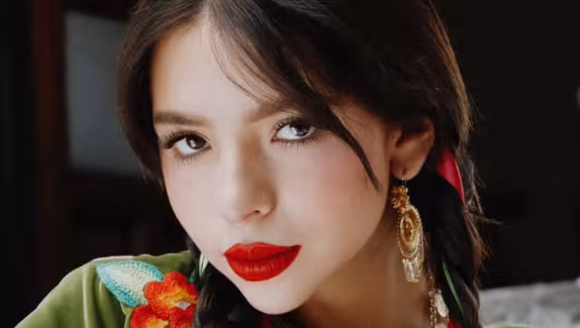 Ángela Aguilar reaparece en redes sociales en medio de crisis matrimonial.