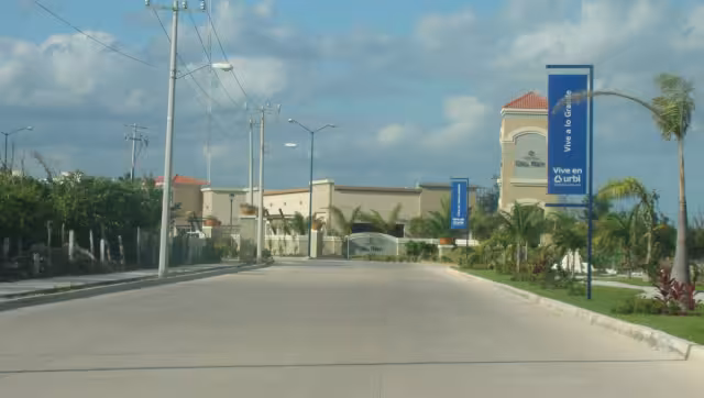 Más de 4 mil familias viven en Urbi Villa del Rey sin drenaje ni conexión de agua potable