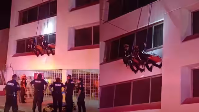 Bomberos descienden a mujer por ventana ante imposibilidad de evacuarla por escaleras