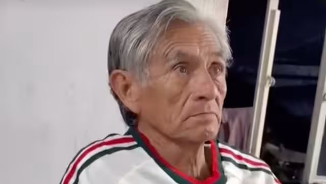Abuelito se hace viral por llorar durante el homenaje a Memo Ochoa: VIDEO