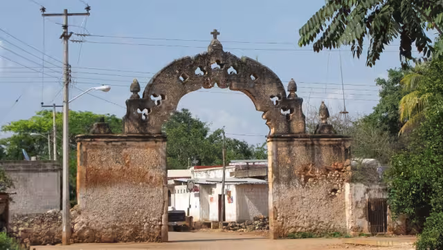 San Antonio Yaché se ubica a la orilla de la carretera federal en el kilómetro 261, en dirección de Bolonchén