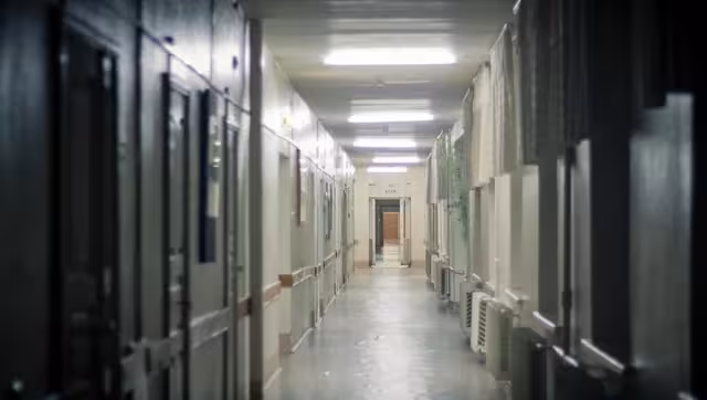 Son varios videos donde se documenta la presencia de un ente en los pasillos del hospital