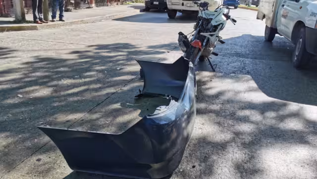 La motocicleta involucrada quedó atravesada a mitad de la vialidad