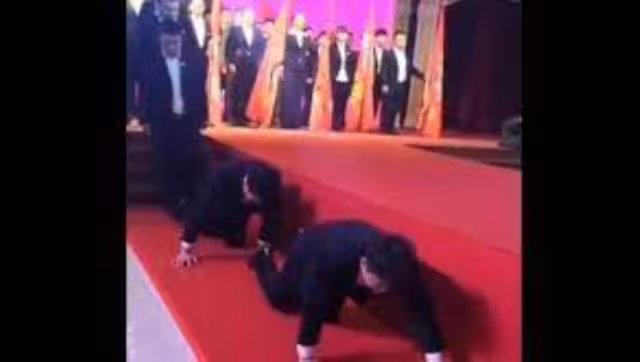 Los empleados gatearon por todo el salón. foto: Especial