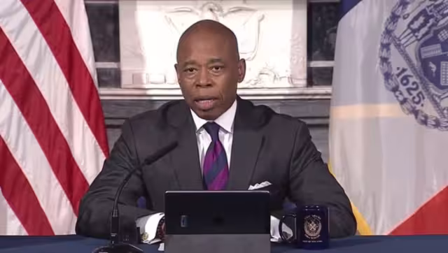 El alcalde de Nueva York, Eric Adams restringe la llegada de nuevos autobuses con migrantes.