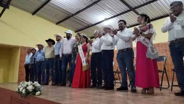 Se realizó el acto protocolario de coronación de la reina señorita Alayne Medrano