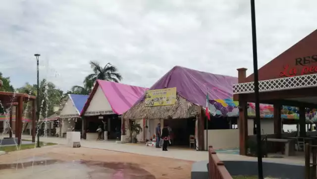 Sufren malos tratos meseros de zona restaurantera en Calderitas, el servicio al cliente es un trabajo para quienes no tienen otra opción