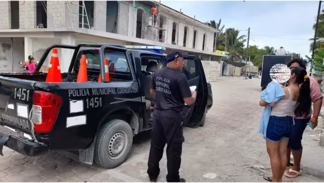 Tras solicitarse la autorización de traslado, el director de la policía municipal autorizo sean abordados en una patrulla para ser llevados al hospital San Carlos