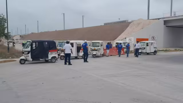 Mototaxistas de Playa del Carmen  permanecen con el bloqueo esta mañana