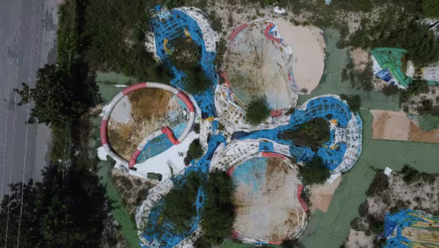 Según los ciudadanos, el centro de diversiones se cerró hace varios meses, pero no se llevaron los inflables ni desaguaron las albercas.