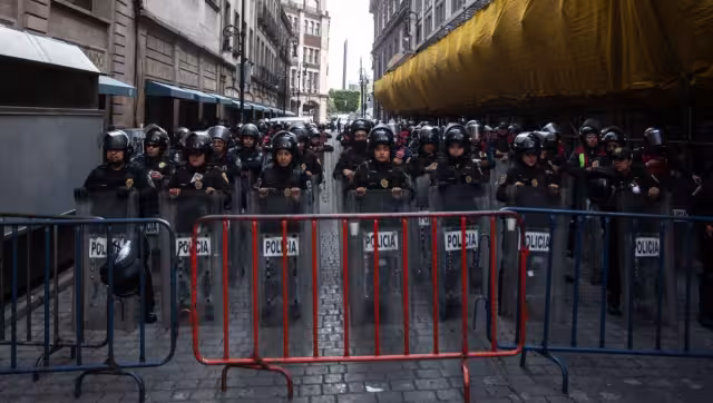 Durante el choque en Avenida 5 de Mayo, los manifestantes denunciaron que policías lanzaron gas lacrimógeno para dispersarlos e impedir que llegaran al Zócalo