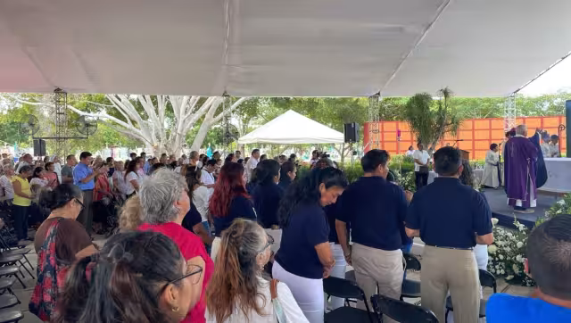 Los asistentes llegaron a la misa del cementerio de Xoclán que dio inicio a las nueve de la mañana