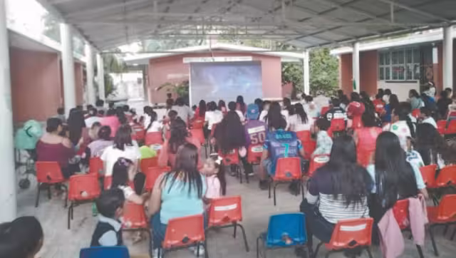 Cine comunitario en Sabancuy: familias conviven en proyección infantil