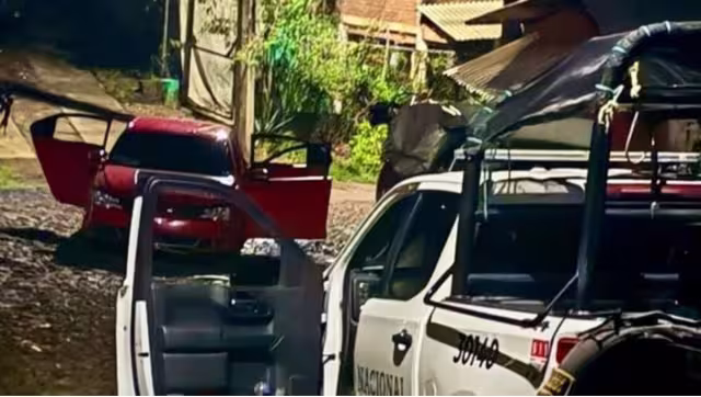 En la zona del enfrentamiento fueron aseguradas tres camionetas, siete rifles de asalto, cartuchos útiles y equipo táctico, entre otros elementos