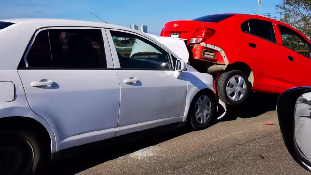 Los cuatro autos presentaron graves daños materiales