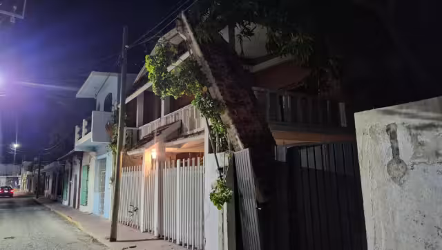 Colapso de cornisa en vivienda moviliza a vecinos en la colonia Guanál.