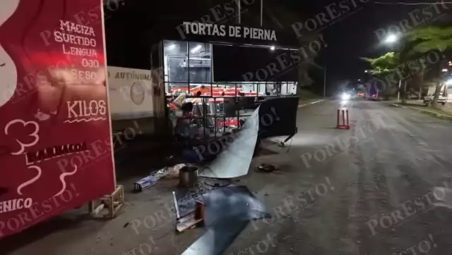 Un conductor presuntamente ebrio chocó contra un remolque de comida en Mundo Maya.