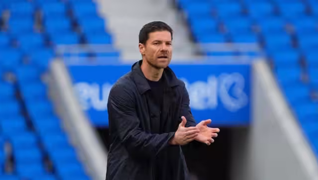 Xabier Alonso Olano tiene 42 años de edad, es un exfutbolista y entrenador español