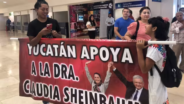 Joaquín Díaz Mena se encuentra en el aeropuerto de Mérida en espera de Claudia Sheinbaum