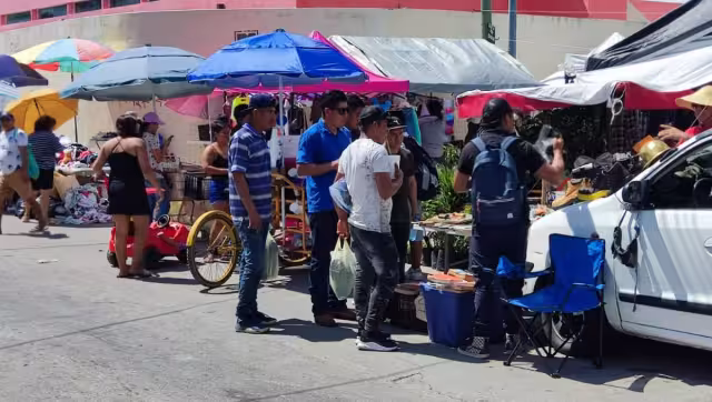 Los vendedores se adueñan de las banquetas