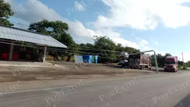 Tráiler se impacta contra poste en la Península de Atasta.