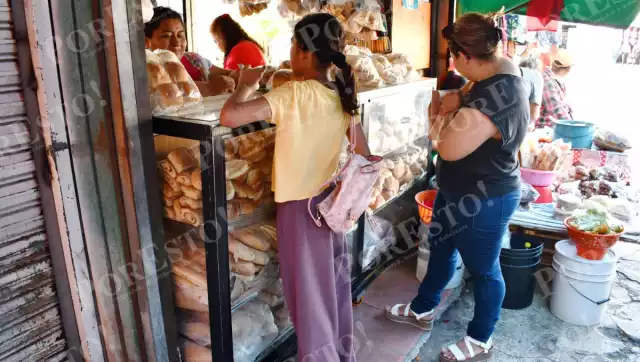 Panaderos mantienen precios pese al alza en el costo del azúcar.